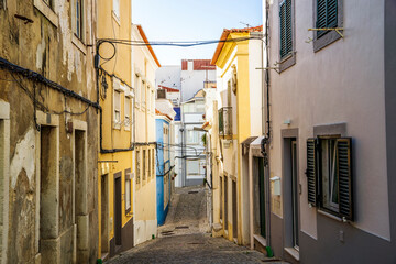 Canvas Print - Steep streets of downtown of Sesimbra, Lisbon Metropolitan area, Portugal