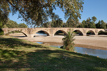 Wall Mural - Arezzo, Tuscany, Italy: the medieval Buriano bridge over the Arno river in the regional nature park. It seems that this is the landscape painted by Leonardo da Vinci behind Mona Lisa