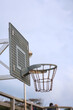 Ein Basketball Korb aus Metall, unzerstörbar, an einem öffentlichen Platz.