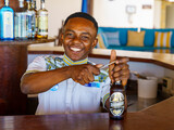 Zanzibar Barman w pubie otwiera piwo