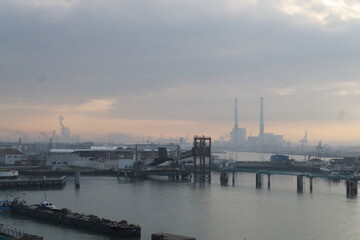 Sticker - Vue du port du Havre dans la brume. Normandie. France.