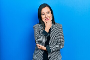 Poster - Middle age hispanic woman wearing business clothes looking confident at the camera smiling with crossed arms and hand raised on chin. thinking positive.