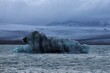 Mniejsze i większe odłamki lodowca w jeziorze Jökulsárlón, Laguna Lodowcowa, Islandia (5) / Smaller and larger glacier debris in Jökulsárlón Lake, Glacier Lagoon, Iceland (5)