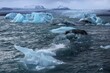 Mniejsze i większe odłamki lodowca w jeziorze Jökulsárlón, Laguna Lodowcowa, Islandia (3) / Smaller and larger glacier debris in Jökulsárlón Lake, Glacier Lagoon, Iceland (3)