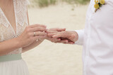 Fototapeta Boho - Trauung Eheringe Hände Braut und Bräutigam Hochzeitskleid