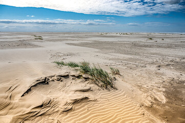 Endloser Strand von Juist, einer Nordseeinsel in Deutschland im Naturpark Wattenmeer, lädt zu langen Spaziergängen ein