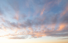 Sonnenuntergang Mit Rot Und Orange Angestrahlten Wolken. Gut Geeignet Zur Weiteren Verwendung In Einer Bildbearbeitung.