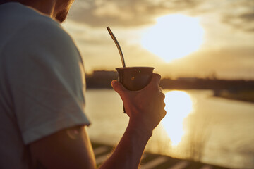 Tomando Mate Argentino a la orilla del rio.