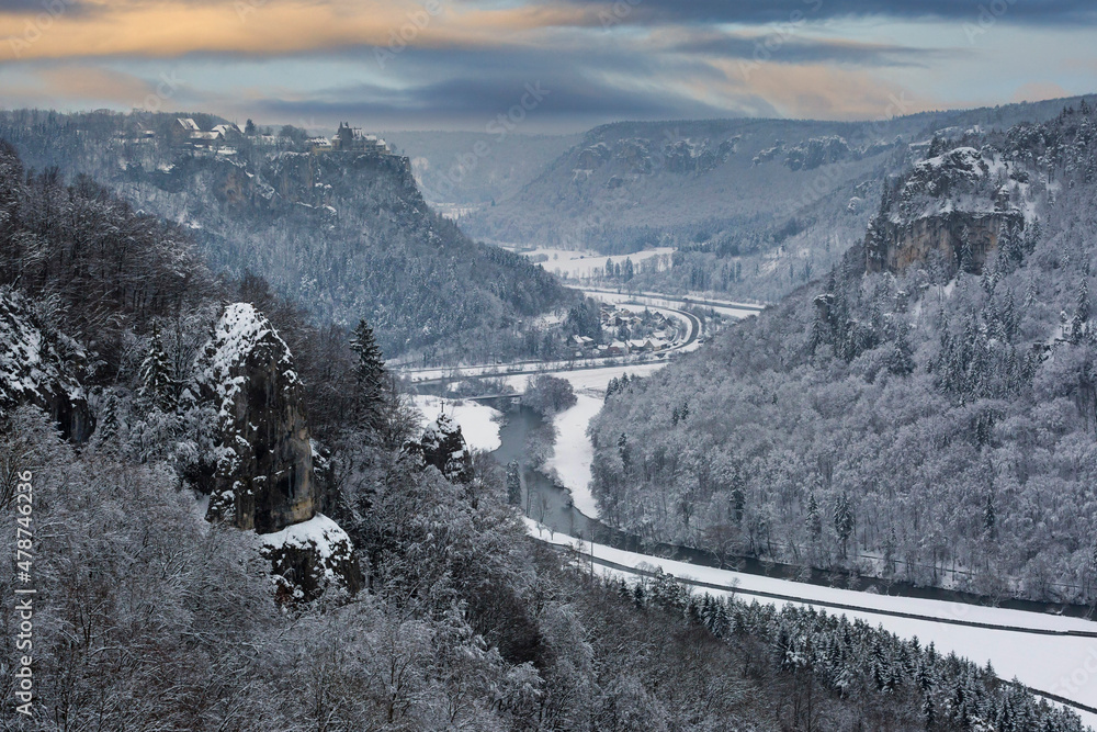 winterlandschaft-im-oberen-donautal-gesehen-von-eichfelsen-aus-bei