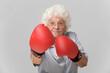 Seniorin mit Boxhandschuhen
