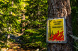 Hinweis-Schild auf Waldbrandgefahr im Wallis, Schweiz