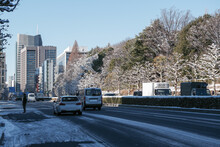 雪が降った青山通りの風景。用心深く自動車が走る。東京、赤坂7丁目の街の風景