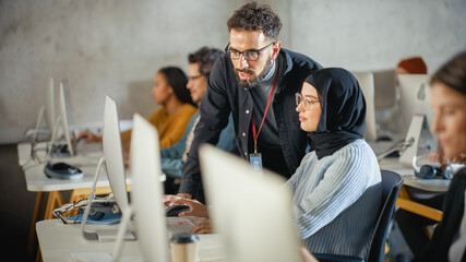 Fototapete - Lecturer Helps Scholar with Project, Advising on Their Work. Teacher Giving Lesson to Diverse Multiethnic Group of Female and Male Students in College Room, Teaching New Academic Skills on a Computer.
