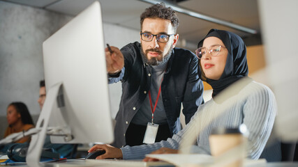 Fototapete - Lecturer Helps Scholar with Project, Advising on Their Work. Teacher Giving Lesson to Diverse Multiethnic Group of Female and Male Students in College Room, Teaching New Academic Skills on a Computer.