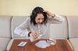 Mujer derrama vaso de leche