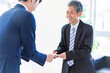 © maroke - 名刺交換をするビジネスマン
