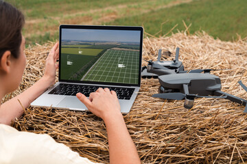 Autocollant - Farmer with laptop and drone on the field. Smart farming and agriculture digitalization