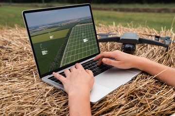 Fototapete - Farmer with laptop and drone on the field. Smart farming and agriculture digitalization
