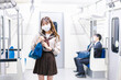 マスクをして電車通学をする女子高生