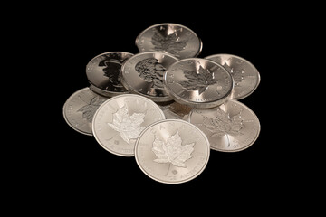 Wall Mural - Mehrere Silbermünzen / Kanadische Anlagemünze 1 Unze Feinsilber 9999 - Canada Maple Leaf FINE SILVER 9999 - Canadian Silver Maple Leaf Coin auf einem schwarzen Grund