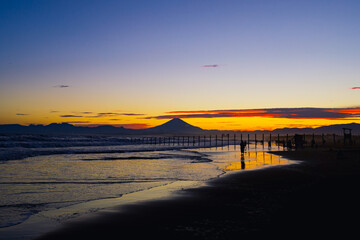 Wall Mural - 夏の海に沈む夕陽と富士山