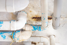 Damaged PVC Water Pipe Leak , Building Drainage Pipes Crack Seep Problem Need To Fix
