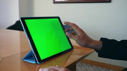 Poster - タブレットを操作する男性　グリーンスクリーン　クロマキー合成用動画素材