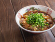具材に玉ねぎと豚肉を使った担担麺。千葉県で有名な勝浦タンタンメン。
