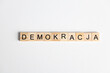 Demokracja w Polsce, słowa z drewnianych literek na jednolitym tle