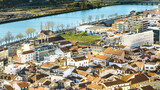Fototapeta Miasta - Vista panorámica de una ciudad y su río en Portugal