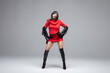 © Marguerite De Valois - Femme en rouge et gants
