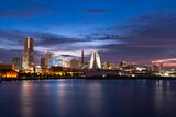 Fototapeta  - 大さん橋から見た夕暮れのみなとみらいベイエリア