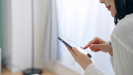 Poster - 部屋でスマホを使う女性