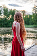 Piękna, ruda dziewczyna nad jeziorem