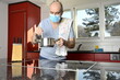 Mann mit Maske beim kochen