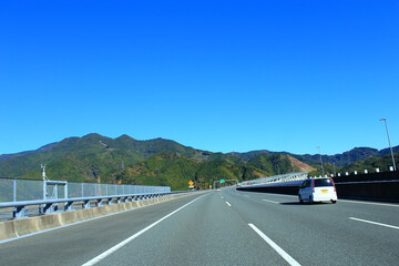 Poster - 秋の新東名高速道路をドライブ