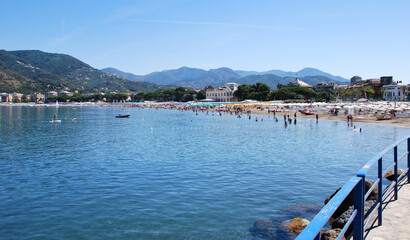 Wall Mural - La spiaggia di Sestri Levante in un giorno d'estate.