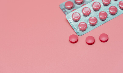 Poster - Top view pink tablets pill on pink background. Health care web banner. Vitamins and supplements for women. Pharmaceutical industry. Breast cancer or woman health topics. World health day concept.