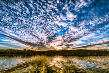 Wall Mural - Dämmerung Sonnenuntergang Wolken Spiegelung im Baldeneysee Essen