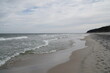 Plaża poza sezonem. Morze Bałtyckie zimą. 