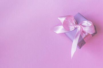 Wall Mural - gift box with bow on pink background. Flat lay, top view, copy space.. Flat lay, top view, copy space.