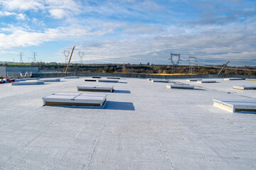 Construction of a flat roof with EPDM (ethylene propylene diene monomer) membrane on a large warehouse