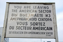Checkpoint Charlie Berlin, Historisches Schild