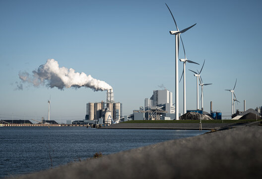 Fototapete -  - Fossil fuel (coal) power station and wind turbines in the Eemshaven generating power. Energy transition concept.