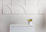 Fototapeta  - Puste wnętrze - biała ściana, biały stół z rośliną w białej doniczce
