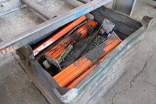 FU 2020-11-18 Metallbau 127 In Einem Kasten Liegen Mehrere Orangene Metallteile
