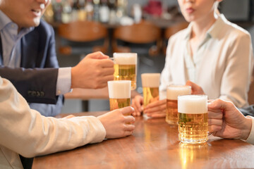 Wall Mural - ビールで乾杯する会社帰りの打ち上げ飲み会手元