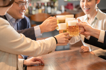 Wall Mural - ビールで乾杯する会社帰りの打ち上げ飲み会手元