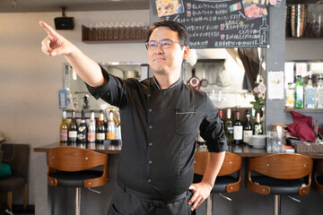 Wall Mural - 目標を指さす飲食店経営者の男性