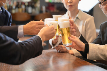 Wall Mural - ビールで乾杯する会社帰りの打ち上げ飲み会手元